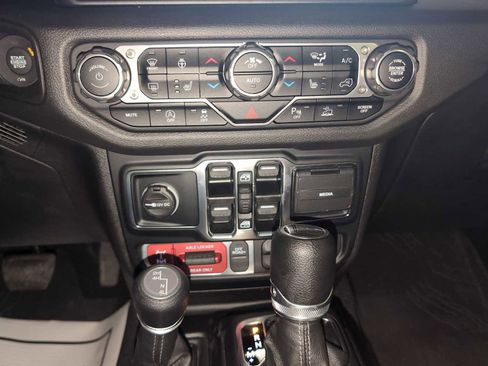 Used 2024 Jeep Gladiator Sport image 18