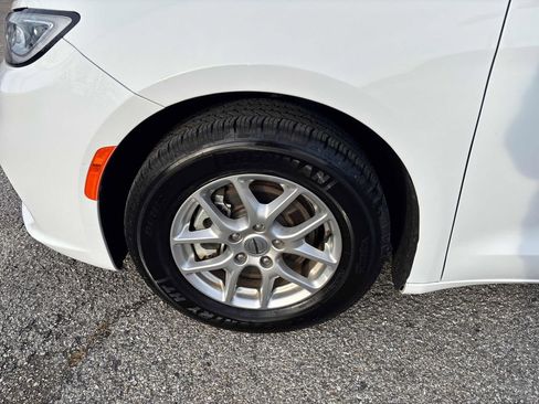 Used 2024 Chrysler Pacifica Touring-L image 10