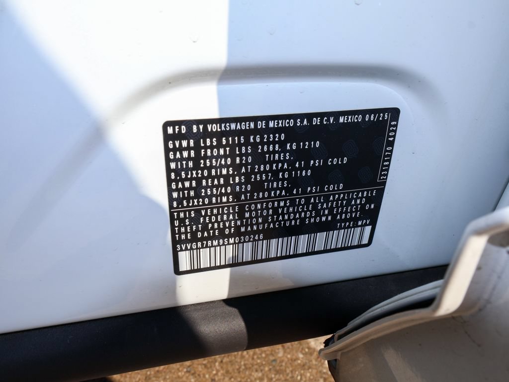 Certified 2025 Volkswagen Tiguan SE R-Line AWD/4WD image 33