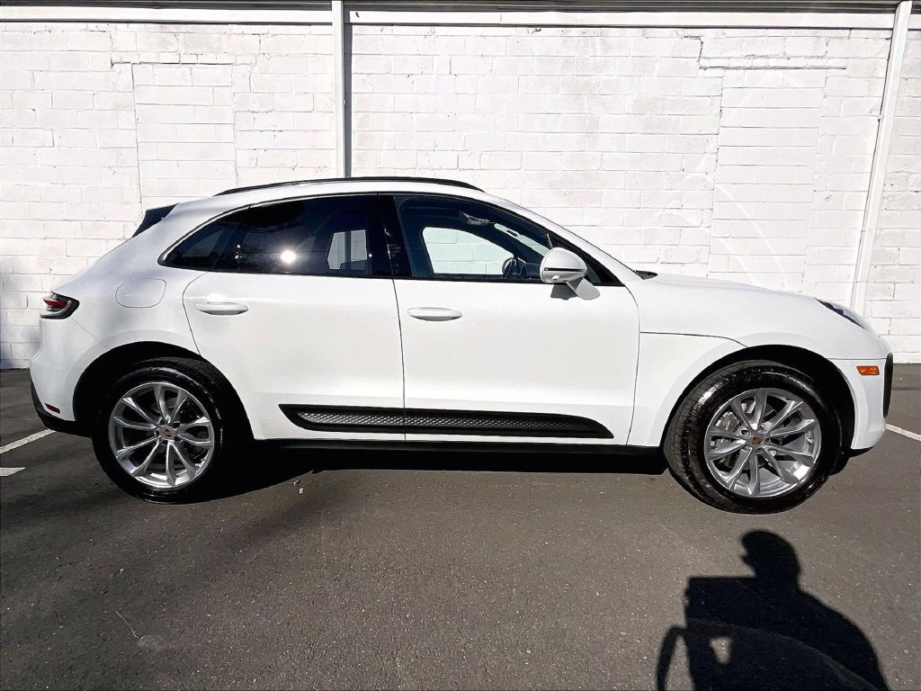 Certified 2022 Porsche Macan AWD/4WD image 6