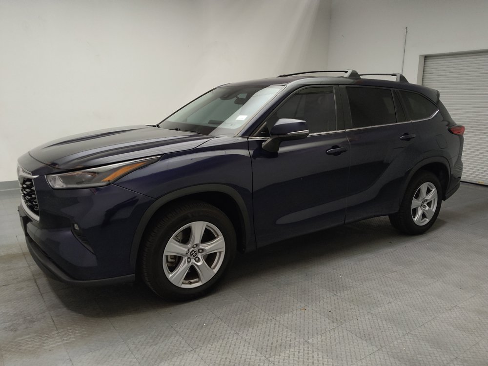 Used 2021 Toyota Highlander LE FWD image 2