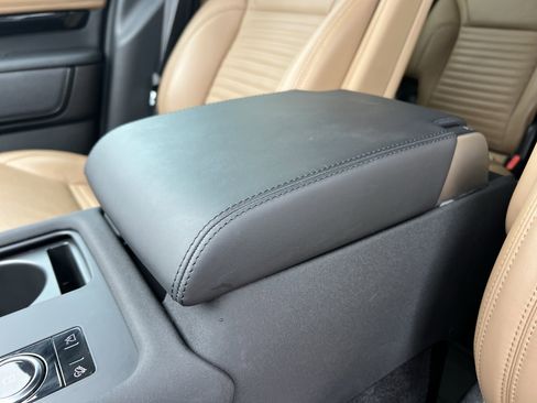 Certified 2023 Land Rover Discovery Metropolitan Edition AWD/4WD image 28