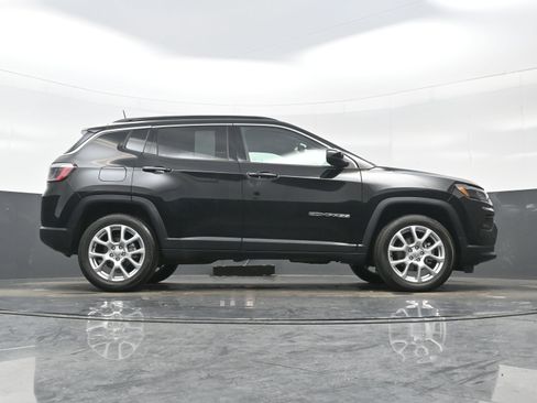 Used 2022 Jeep Compass Latitude image 30