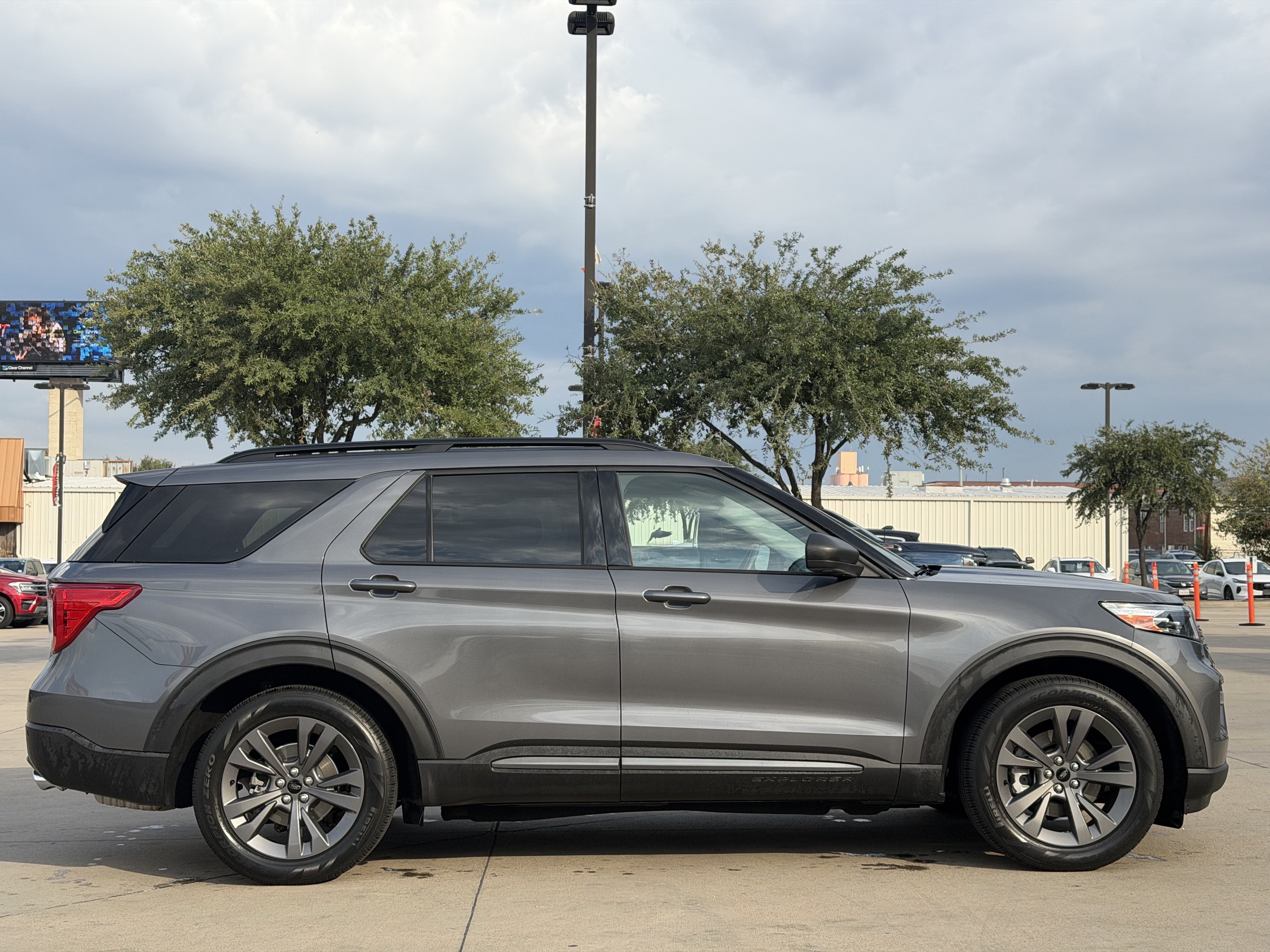 Used 2021 Ford Explorer XLT w/ Equipment Group 202A RWD image 3
