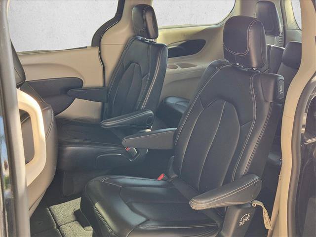 Used 2024 Chrysler Pacifica Touring-L FWD image 17