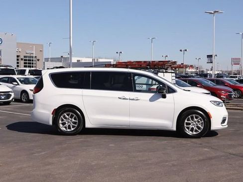 Used 2025 Chrysler Pacifica Select image 4