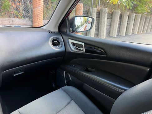 Used 2018 Nissan Pathfinder S image 14