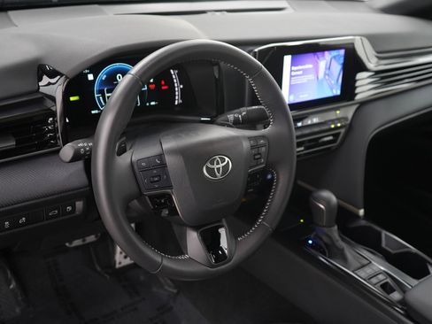 Used 2025 Toyota Camry SE image 18