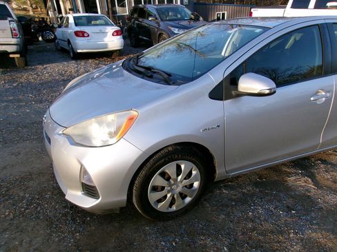 Used 2013 Toyota Prius C Two image 2