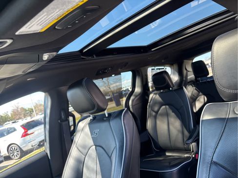 Used 2025 Chrysler Pacifica Limited FWD image 23