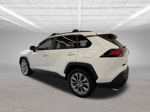 Used 2019 Toyota RAV4 XLE Premium FWD image 3