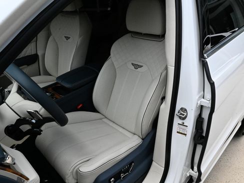 Used 2023 Bentley Bentayga AWD/4WD image 19