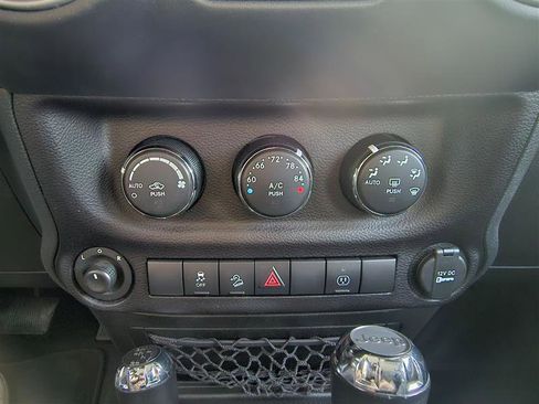 Used 2016 Jeep Wrangler Unlimited Rubicon image 14