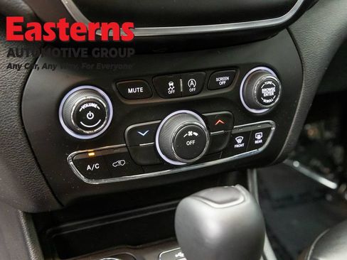 Used 2021 Jeep Cherokee Latitude Plus AWD/4WD image 19