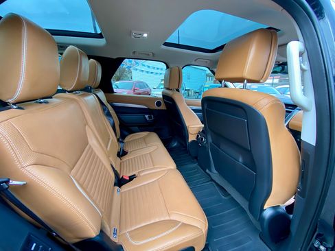 Used 2017 Land Rover Discovery First Edition image 11