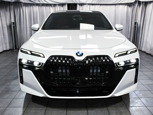 Used 2023 BMW 760i xDrive AWD/4WD image 2