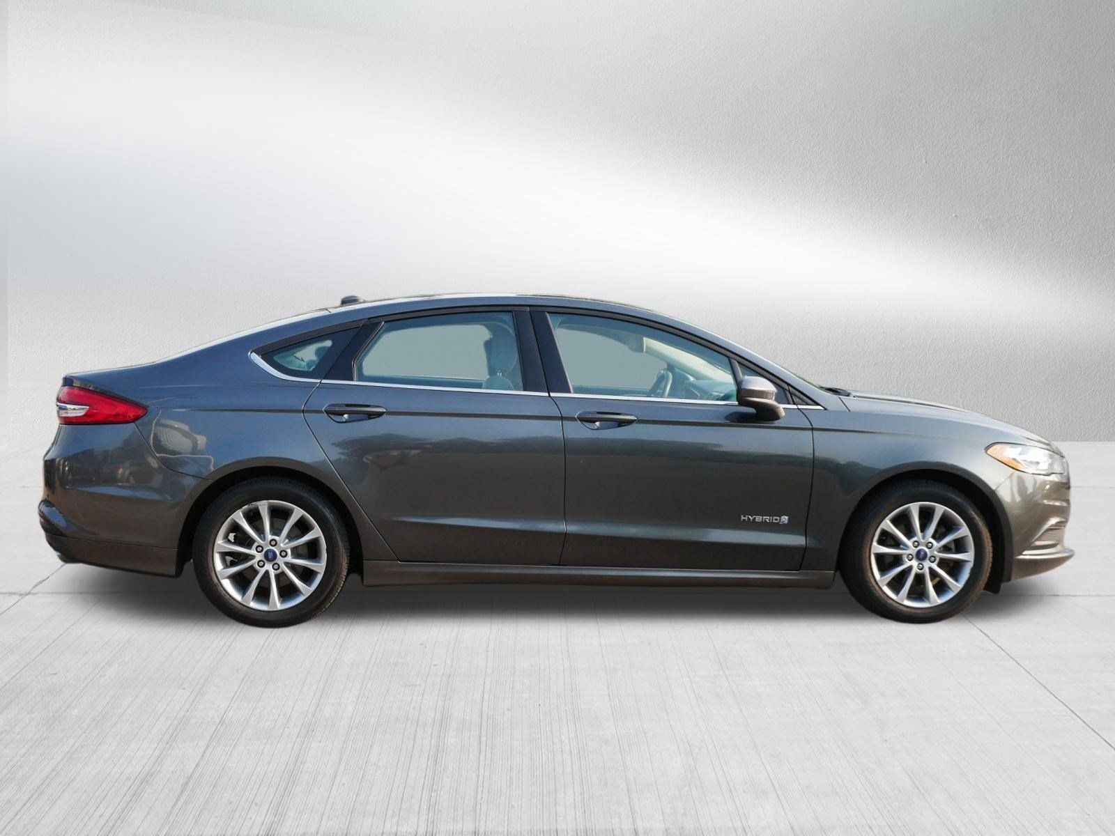 Used 2017 Ford Fusion SE FWD image 8