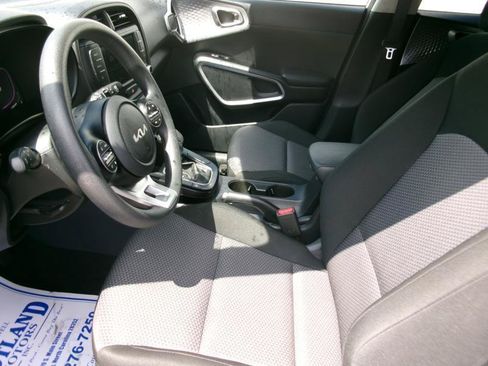 Used 2025 Kia Soul LX w/ LX Technology Package FWD image 13