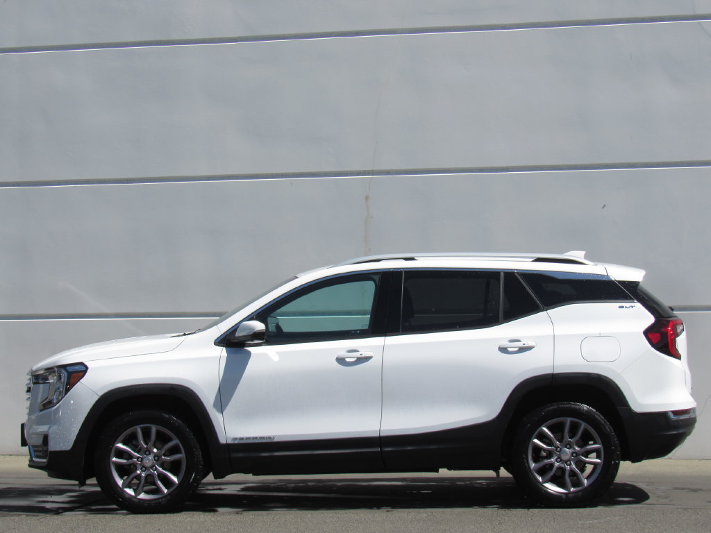Used 2023 GMC Terrain SLT w/ Tech Package AWD/4WD image 4