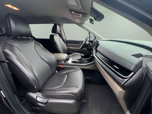 Used 2025 Kia Carnival FWD image 26