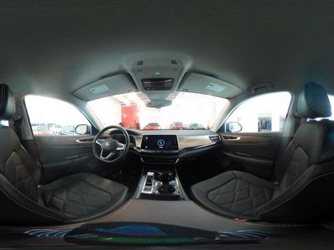 Used 2025 Volkswagen Atlas SE image 42