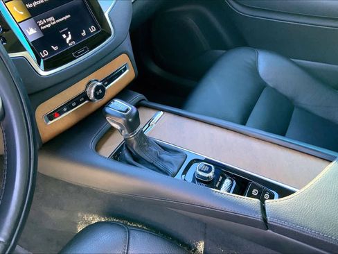 Used 2021 Volvo XC90 T6 Momentum w/ Advanced Package image 16