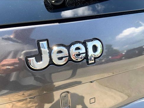 Used 2020 Jeep Cherokee Latitude Plus w/ Comfort/Convenience Group AWD/4WD image 31