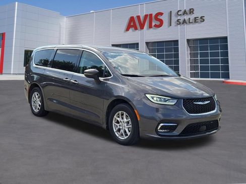 Used 2023 Chrysler Pacifica Touring-L FWD image 3
