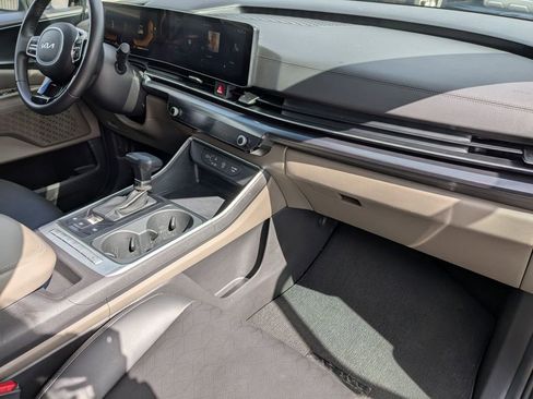Used 2025 Kia Carnival FWD image 35