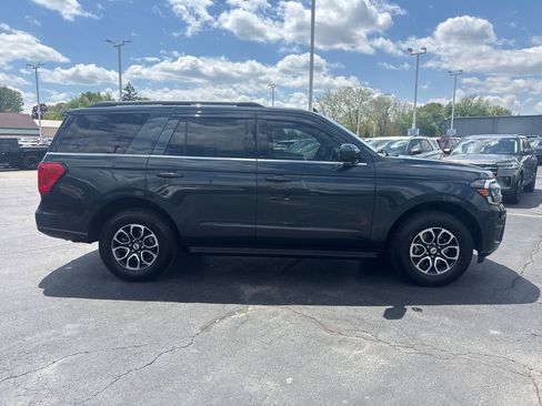 Used 2023 Ford Expedition XLT AWD/4WD image 6
