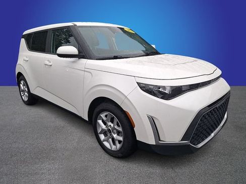 Used 2023 Kia Soul LX w/ Option Group 015 FWD image 3