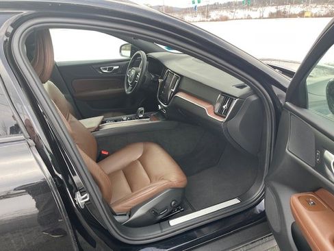Used 2025 Volvo V60 B5 Cross Country Plus image 13
