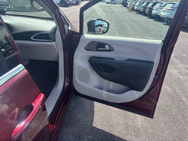 Used 2023 Chrysler Pacifica Touring-L FWD image 18