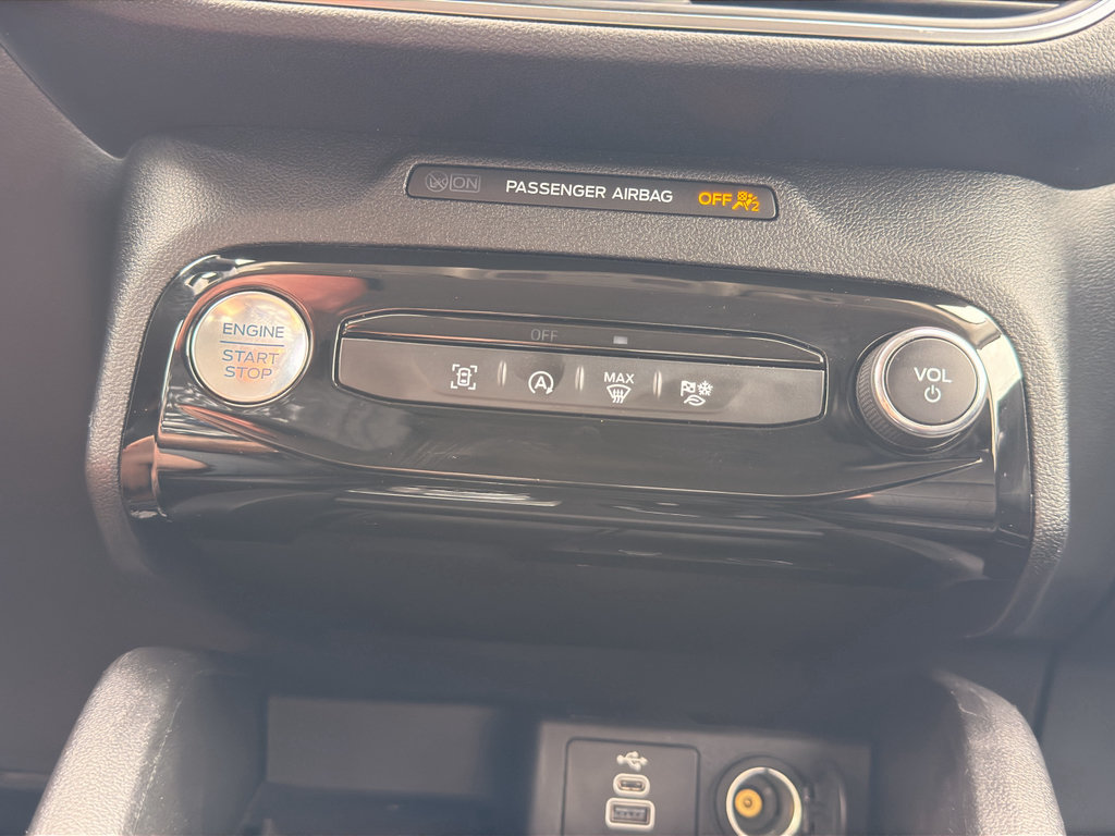 Used 2025 Ford Escape Platinum AWD/4WD image 24