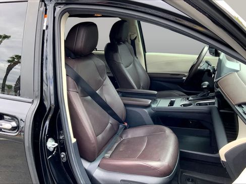 Certified 2024 Toyota Sienna Platinum FWD image 8