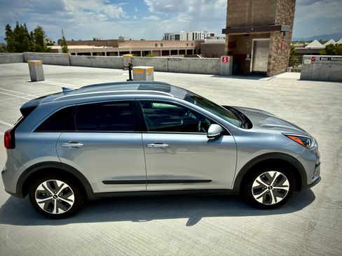 Used 2022 Kia Niro EX Premium FWD image 11