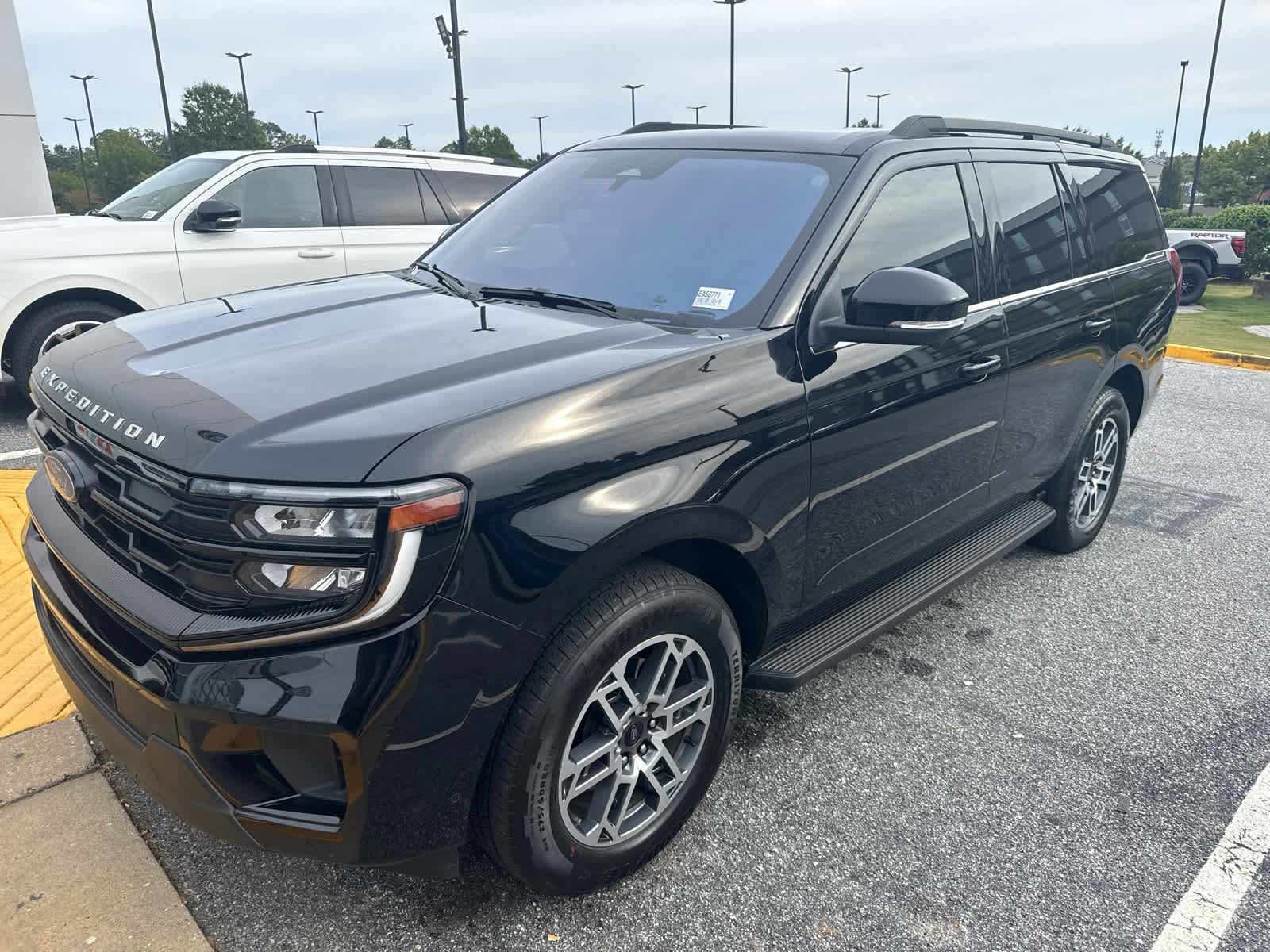 Used 2025 Ford Expedition Active RWD image 2