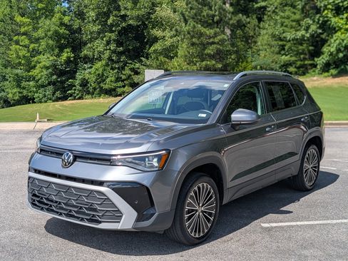 Used 2025 Volkswagen Taos SE w/ Panoramic Sunroof Package FWD image 5