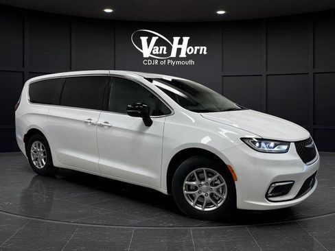 New 2026 Chrysler Pacifica Select image 40
