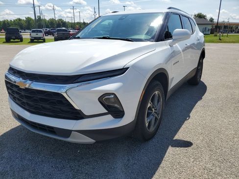 Used 2025 Chevrolet Blazer LT w/ Convenience Package FWD image 2