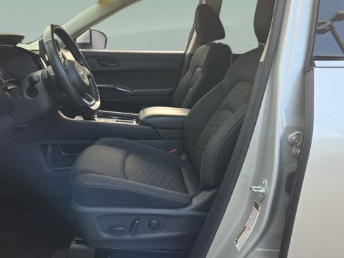 Used 2025 Nissan Pathfinder SV FWD image 9
