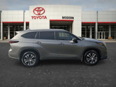 Certified 2025 Toyota Highlander XLE image 4