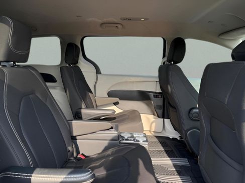 Used 2022 Chrysler Voyager LX FWD image 10
