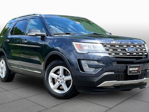 Used 2017 Ford Explorer XLT w/ Equipment Group 201A AWD/4WD image 3