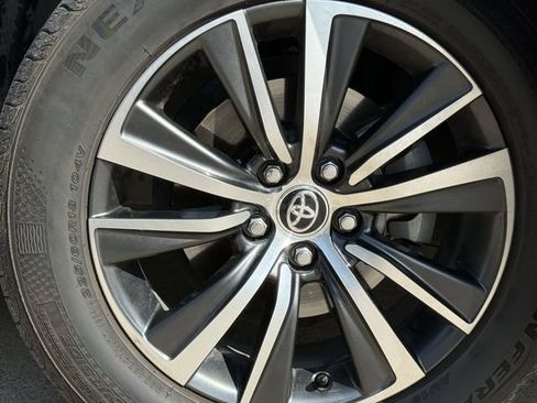 Used 2023 Toyota Venza LE AWD/4WD image 9