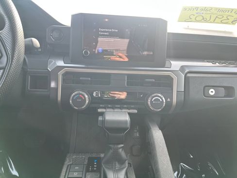 Used 2025 Toyota Tacoma SR5 AWD/4WD image 25