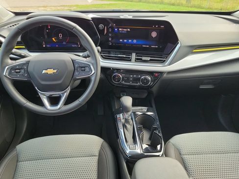 Used 2025 Chevrolet Trax LT w/ LT Convenience Package FWD image 28