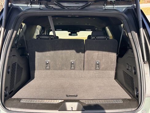Used 2023 Chevrolet Suburban Premier image 5