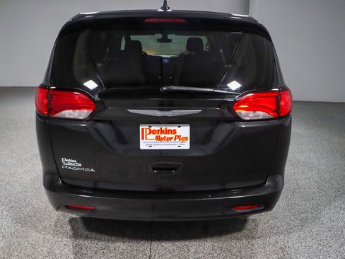 Used 2017 Chrysler Pacifica LX image 8