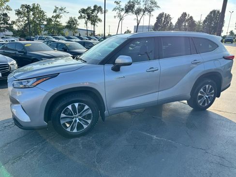 Used 2020 Toyota Highlander XLE AWD/4WD image 2